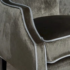 Sillón club de terciopelo bicolor con patas de madera de caucho