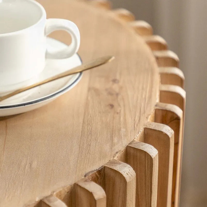 Mesa de centro redonda de madera con diseño retro en relieve