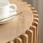 Mesa de centro redonda de madera con diseño retro en relieve