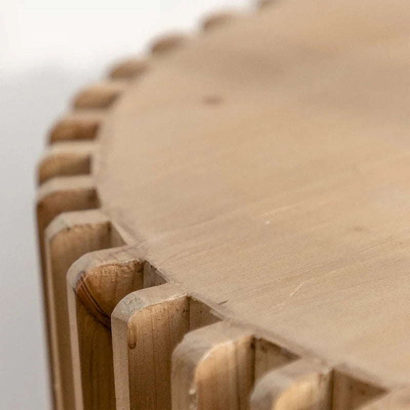 Mesa de centro redonda de madera con diseño retro en relieve