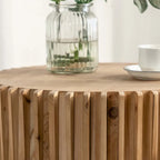 Mesa de centro redonda de madera con diseño retro en relieve