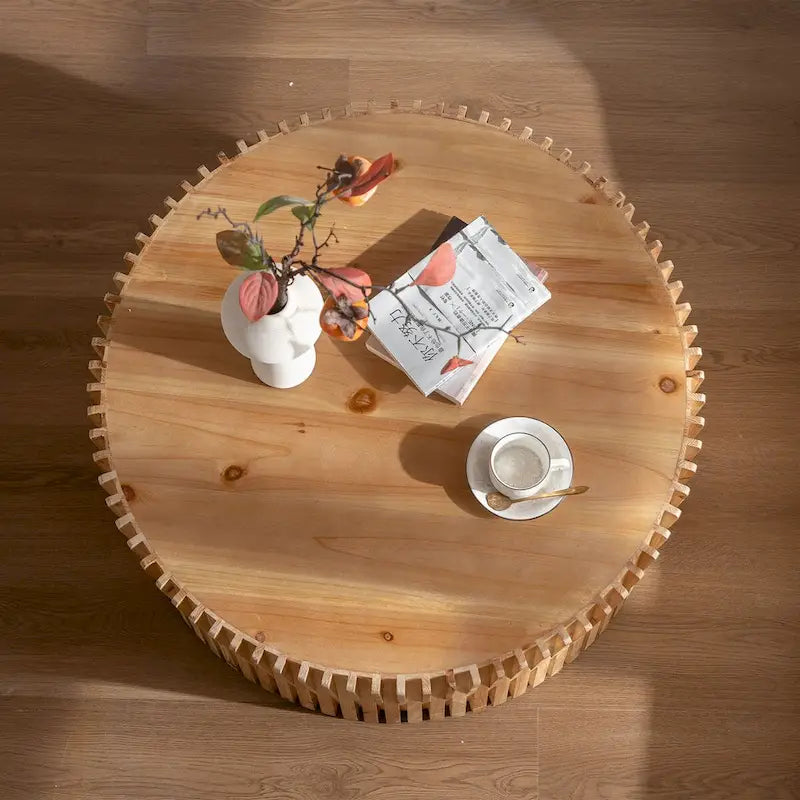 Mesa de centro redonda de madera con diseño retro en relieve