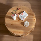 Mesa de centro redonda de madera con diseño retro en relieve